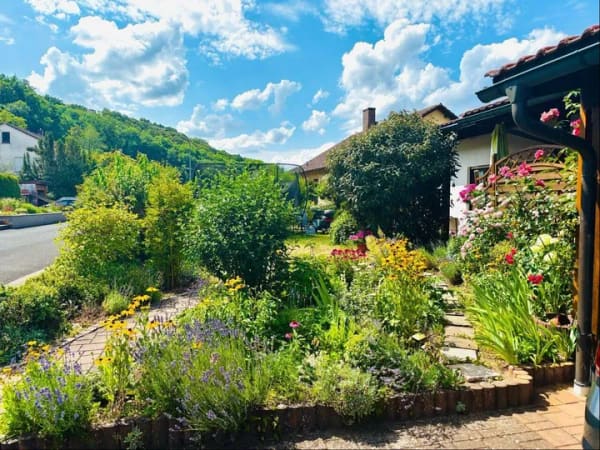 Immobilie in Eltmann - Einfach schön hier zu wohnen... familienfreundliches Haus mit Garage, Carport und großem Garten, Grund 1.100m², Wfl. 125m²! - Bild 1