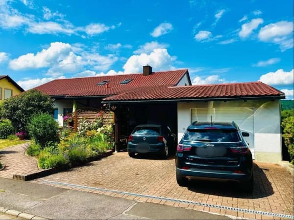 Immobilie in Eltmann - Einfach schön hier zu wohnen... familienfreundliches Haus mit Garage, Carport und großem Garten, Grund 1.100m², Wfl. 125m²! - Bild 2