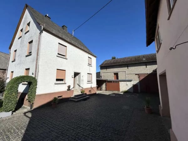 Immobilie in Girod - Bauernhaus mit großem Grundstück, Scheune & Entwicklungspotenzial - Bild 1