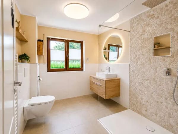 Immobilie in Mühlhausen-Ehingen - Großzügig. Hell. Vielseitig. 3,5-Zimmer-Wohnung mit Balkon und zwei Stellplätzen - Bild 2