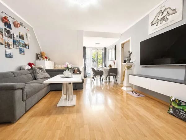 Immobilie in Markt Indersdorf - Lichtdurchflutete, schöne 4 Zi. Wohnung mit Balkon, EBK, Keller, Garage, Stellplatz nähe Marktplatz - Bild 2