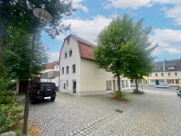 Immobilie in Gefrees - Sehr gepflegtes und modernisiertes Mehrfamilienhaus mit 3 Einheiten im Stadtzentrum von Gefrees - Bild 1
