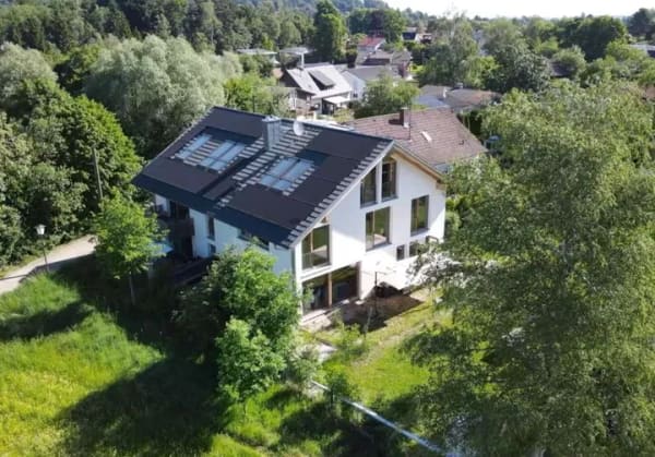 Immobilie in Feldafing - A+ Energieeffizienz: Ortsrand in Feldafing – große 2-Zimmer-ETW im 1. OG einer kleinen Wohnanlage. - Bild 0