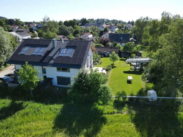 Immobilie in Feldafing - A+ Energieeffizienz: Ortsrand in Feldafing – große 2-Zimmer-ETW im 1. OG einer kleinen Wohnanlage. - Bild 1