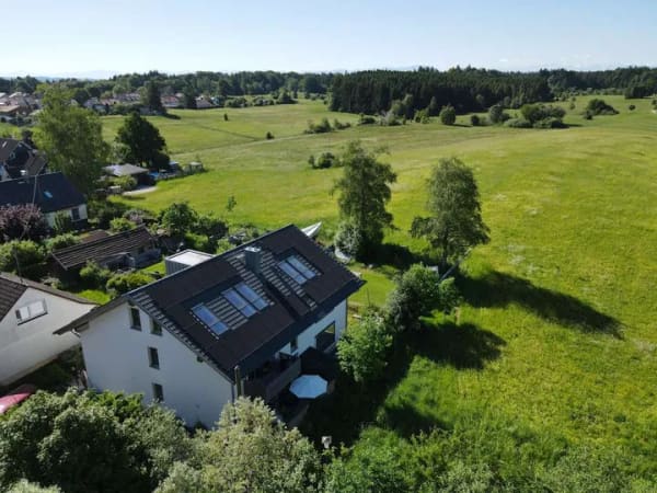 Immobilie in Feldafing - A+ Energieeffizienz: Ortsrand in Feldafing – große 2-Zimmer-ETW im 1. OG einer kleinen Wohnanlage. - Bild 2