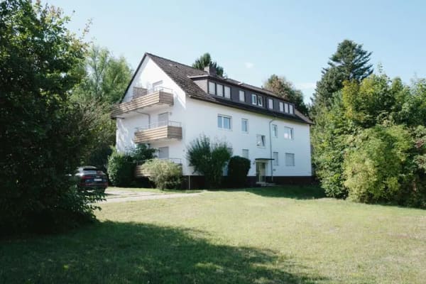 Immobilie in Bad Herrenalb - 1,5-Zimmer-Dachgeschosswohnung mit Sonnenbalkon und Blick ins Grüne – bezugsfrei in Rotensol - Bild 1