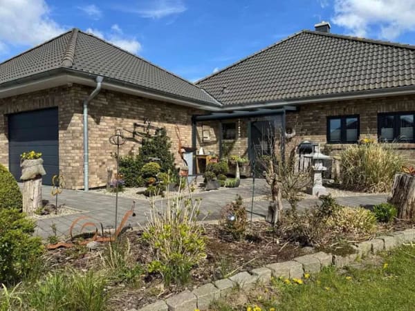 Immobilie in Seeth - NEUER PREIS: Energieeffizienter, hochwertiger Bungalow mit ELW / Büro und Doppelgarage in Sackgasse - Bild 1