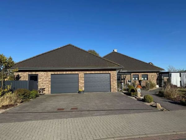 Immobilie in Seeth - NEUER PREIS: Energieeffizienter, hochwertiger Bungalow mit ELW / Büro und Doppelgarage in Sackgasse - Bild 2