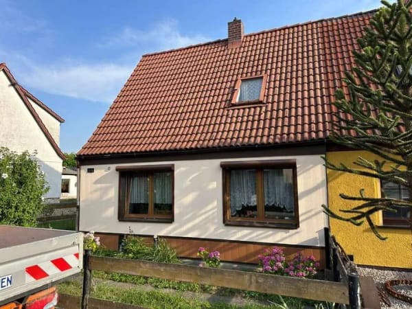 Immobilie in Unterwellenborn - Teilsanierte Einfamilien-DHH in beliebter Wohnlage - Bild 2