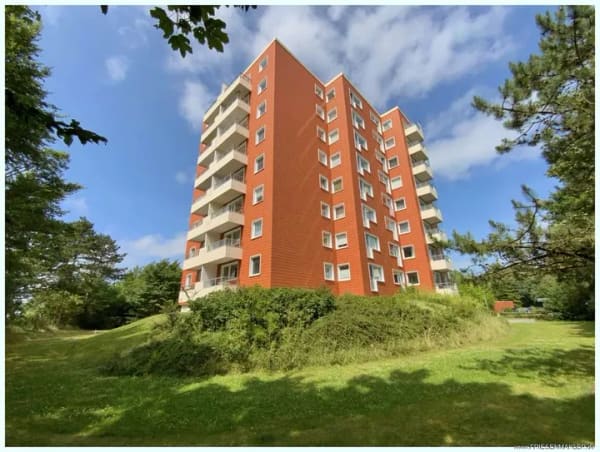 Immobilie in Sankt Peter-Ording - Toplage: Unsaniertes 1-Zi-Appartement im 5.OG mit seitlichem Nordseeblick - perfekt fürs Wochenende! - Bild 0