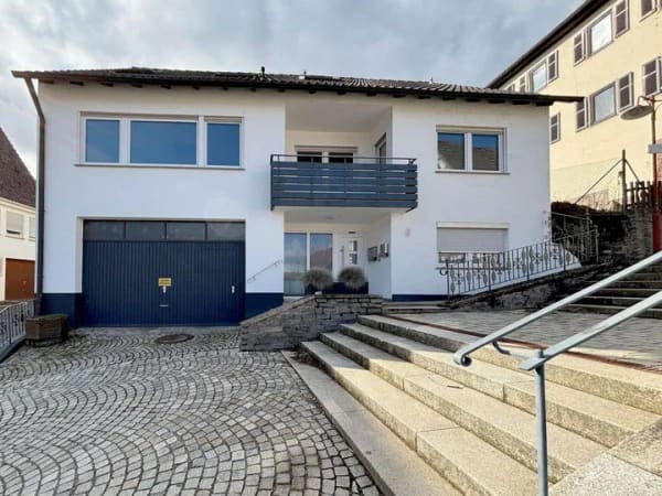 Immobilie in Wiernsheim - Solides Zweifamilienhaus in der Ortsmitte mit Terrasse und Garten  ! - Bild 1