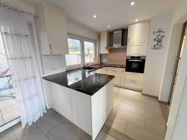 Immobilie in Wiernsheim - Solides Zweifamilienhaus in der Ortsmitte mit Terrasse und Garten  ! - Bild 2