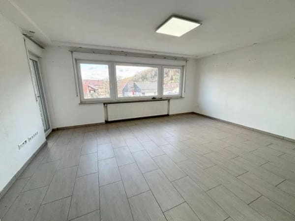 Immobilie in Wiernsheim - Solides Zweifamilienhaus in der Ortsmitte mit Terrasse und Garten  ! - Bild 4