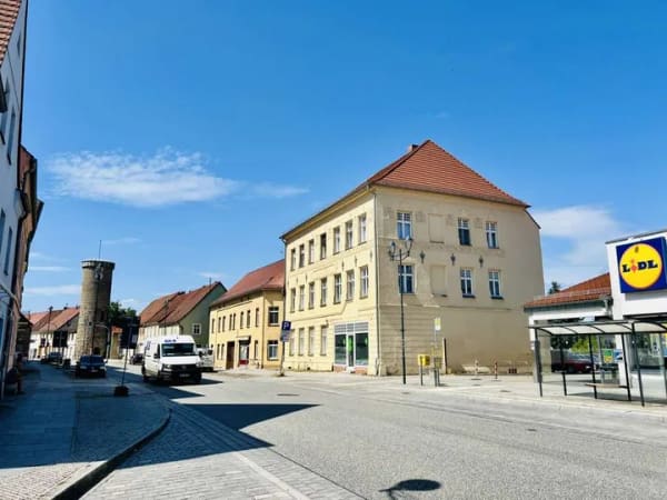 Immobilie in Dahme/Mark - Vermietetes Mehrfamilienhaus **Einzeldenkmal** (ca. 34.200 EUR netto p.a.) - Bild 1