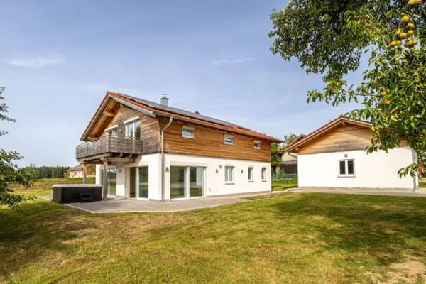 Immobilie in Tacherting - Energieeffizientes Einfamilienhaus mit hochwertiger Ausstattung und XXL-Garage - Bild 0