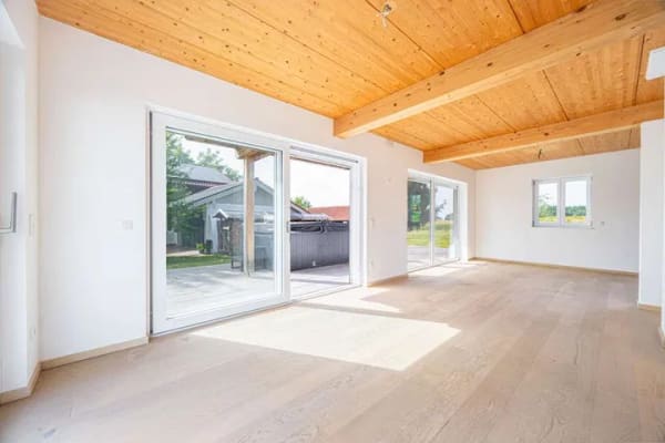 Immobilie in Tacherting - Energieeffizientes Einfamilienhaus mit hochwertiger Ausstattung und XXL-Garage - Bild 2
