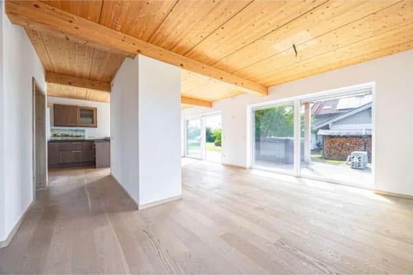 Immobilie in Tacherting - Energieeffizientes Einfamilienhaus mit hochwertiger Ausstattung und XXL-Garage - Bild 3