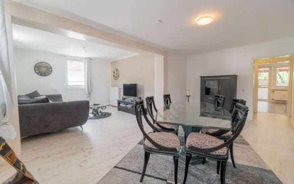 Immobilie in Vöhrenbach - Großzügig, zentral und modern – 4,5-Zimmer-Wohnung im Herzen von Vöhrenbach - Bild 2