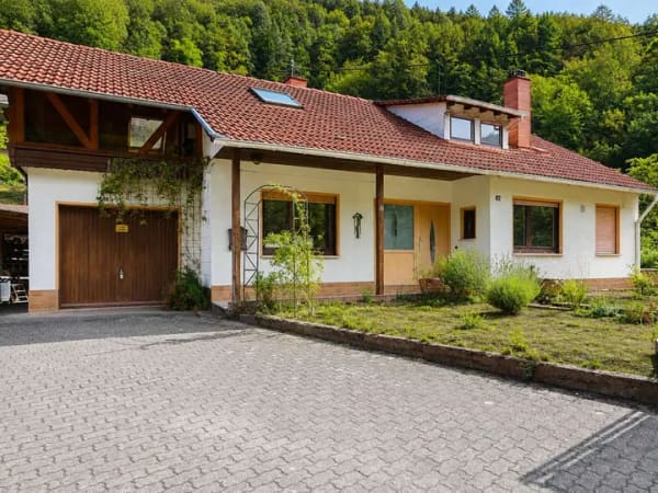 Immobilie in Rinnthal - Großzügiges Einfamilienhaus mit schöner Werkstatt und weitläufigem Grundstück in Ortsrandlage! - Bild 1