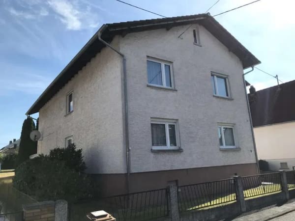 Immobilie in Florstadt - Freistehendes Zweifamilienhaus - Selbstnutzung im EG und OG vermietet - mit Garten und Freisitz - Bild 1