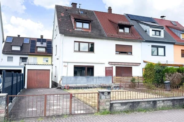 Immobilie in Ettlingen - REIHENENDHAUS MIT TERRASSE, GARTEN, HOFFLÄCHE UND GARAGE IN VERKEHRSBERUHIGTER SPIELSTRASSE - Bild 1