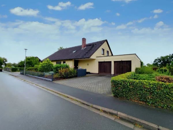 Immobilie in Mainleus - Traumhaftes Familiendomizil mit Wellness-Oase, Einliegerwohnung & Büro-/Ladenfläche in 95336 Mainleus - Bild 0
