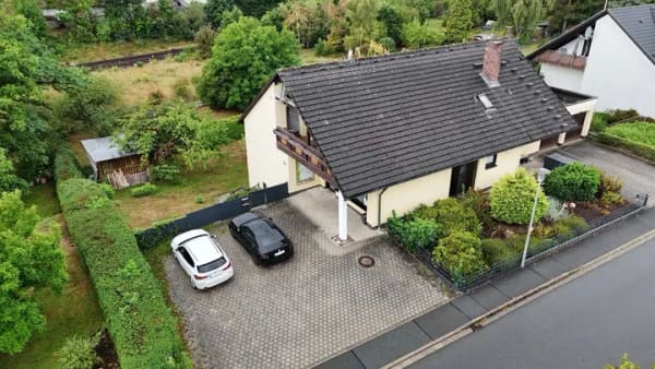 Immobilie in Mainleus - Traumhaftes Familiendomizil mit Wellness-Oase, Einliegerwohnung & Büro-/Ladenfläche in 95336 Mainleus - Bild 1
