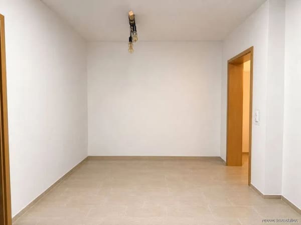 Immobilie in Burgkirchen an der Alz - Attraktives Wohnungspaket in Burgkirchen - 2- & 4-Zimmer-Wohnung mit Balkon, Aufzug & 3 Stellplätzen - Bild 3