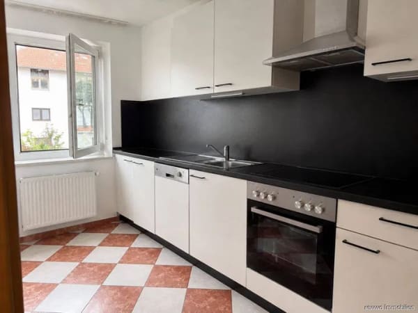 Immobilie in Burgkirchen an der Alz - Attraktives Wohnungspaket in Burgkirchen - 2- & 4-Zimmer-Wohnung mit Balkon, Aufzug & 3 Stellplätzen - Bild 4