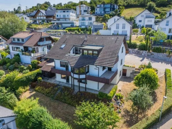 Immobilie in Bad Bellingen - Großes, gepflegtes Anwesen mit vier Einheiten und Doppelgarage
 - Bild 0