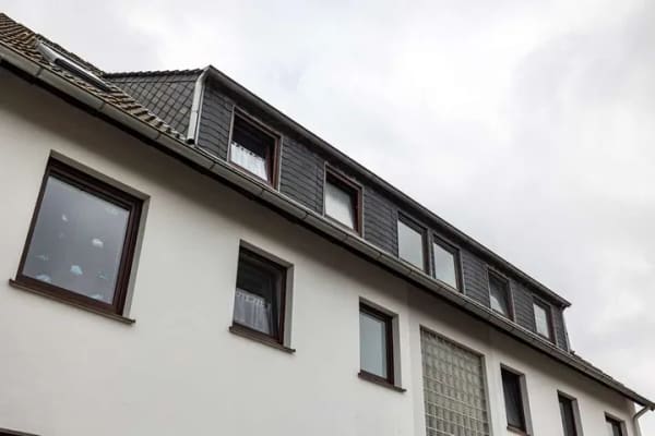 Immobilie in Delmenhorst - *** FAMILIENFREUNDLICHE LAGE - VERMIETETE ETW im DGL - ECHTHOLZPARKETT und STELLPLATZ *** - Bild 0
