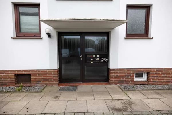Immobilie in Delmenhorst - *** FAMILIENFREUNDLICHE LAGE - VERMIETETE ETW im DGL - ECHTHOLZPARKETT und STELLPLATZ *** - Bild 1