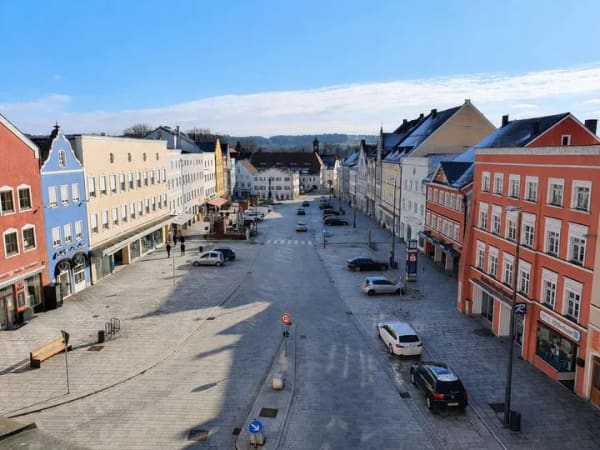 Immobilie in Eggenfelden - Hell & gepflegt! Frei werdende 2-Zimmerwohnung mit EBK und Aufzug am Stadtplatz von Eggenfelden - Bild 0
