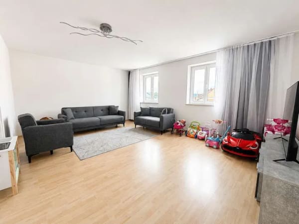 Immobilie in Eggenfelden - Hell & gepflegt! Frei werdende 2-Zimmerwohnung mit EBK und Aufzug am Stadtplatz von Eggenfelden - Bild 1