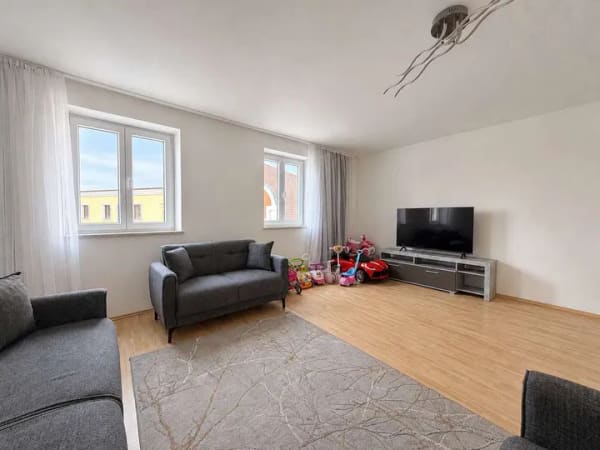 Immobilie in Eggenfelden - Hell & gepflegt! Frei werdende 2-Zimmerwohnung mit EBK und Aufzug am Stadtplatz von Eggenfelden - Bild 2