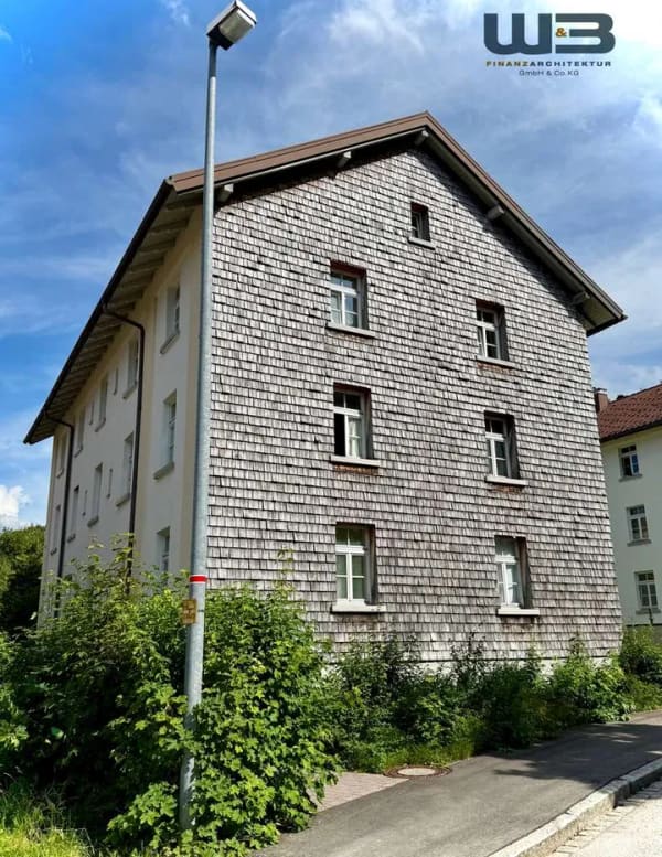 Immobilie in Immenstadt im Allgäu - Denkmalgeschützte 3-Zi.-Wohnung am Fuß der Allgäuer Alpen – Bahnhof direkt gegenüber & TG-Stellplatz - Bild 0