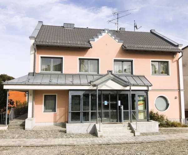 Immobilie in Fürstenstein - Wohn- und Geschäftshaus (ehemaliges Bankgebäude) in zentraler Lage in Fürstenstein - Bild 1