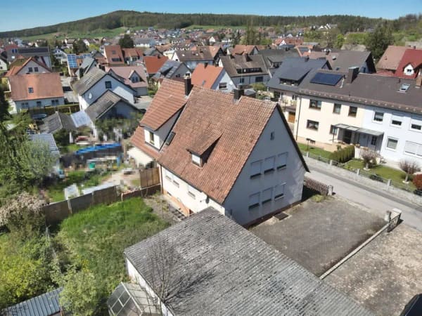 Immobilie in Heroldsbach - Handwerker aufgepasst - Doppelhaushälfte in Heroldsbach mit viel Potenzial - Bild 1