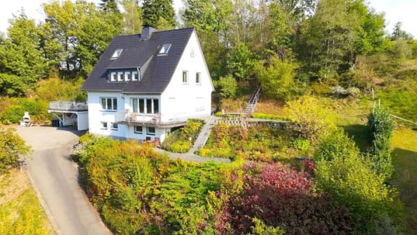 Immobilie in Eslohe - Charmantes Haus mit vielseitigem Nutzungspotential in herrlicher Lage - Bild 3