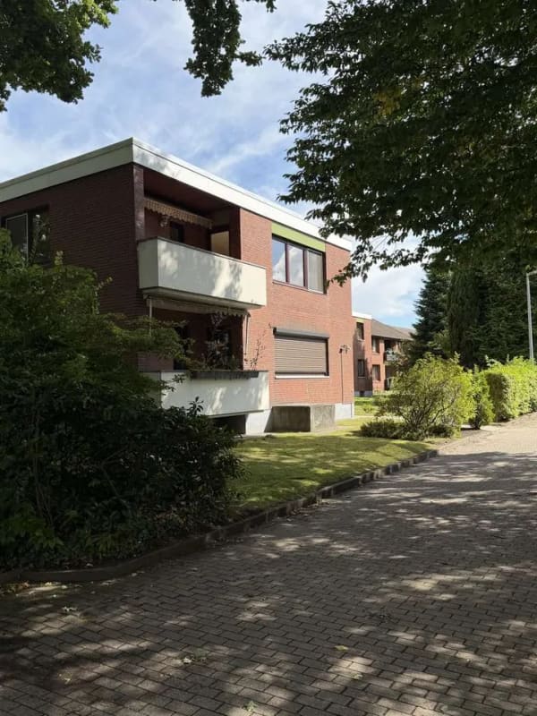 Immobilie in Tornesch - Stilvolle 2,5 Zimmer-Eigentumswohnung mit Balkon, Stellplatz und großem Kellerraum in 25436 Tornesch - Bild 1