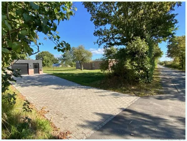 Immobilie in Hattstedt - BEZUGSFREI: Kernsanierter Bungalow mit großem Garten und Garage in Alleinlage nahe Husum und Nordsee - Bild 1