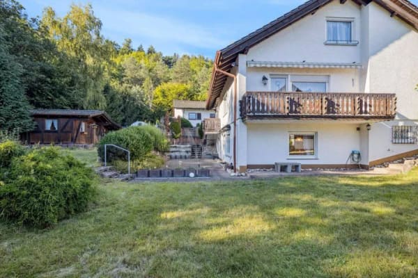 Immobilie in Fischbach bei Dahn - Großzügiges Wohnhaus mit separater Ferienwohnung in ruhiger Waldrandlage - Bild 1
