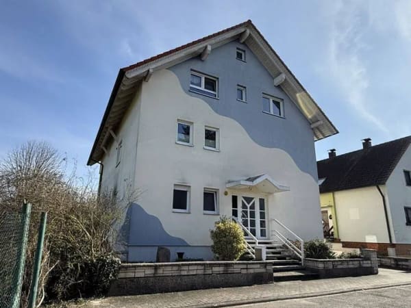 Immobilie in Dettenheim - Repräsentatives 2-Familienhaus in toller Ortsrandlage mit Keller, Garage und schönem Garten - Bild 0