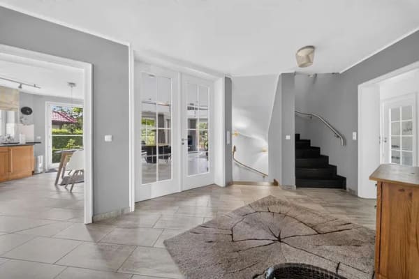 Immobilie in Adelheidsdorf - Exklusives Einfamilienhaus mit Galerie, Kamin und parkähnlichem Garten in 29352 Celle - Bild 2