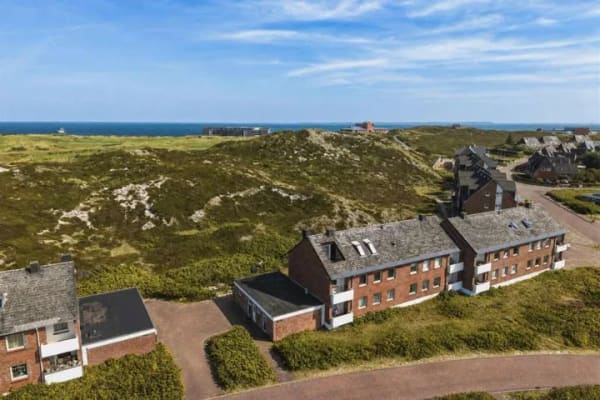 Immobilie in Hörnum (Sylt) - Golf am Morgen, Sonne am Abend – Hochwertig sanierte 4-Zimmer-Wohnung zwischen Golfplatz & Meer - Bild 1
