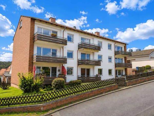 Immobilie in Rotenburg an der Fulda - Kompaktes Wohnen mit Weitblick in Rotenburg a.d.F. – 2 Zimmer und sonniger Balkon - Bild 0