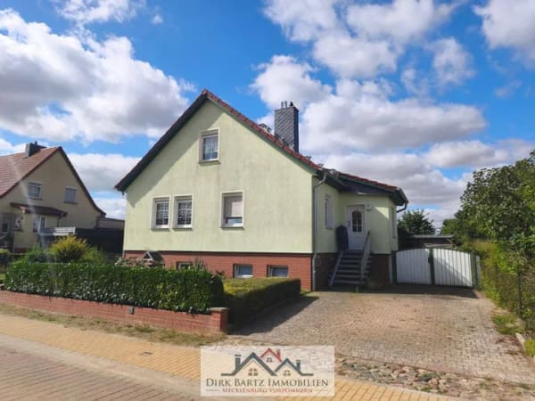 Immobilie in Dargun - Viel Platz und Potenzial - Einfamilienhaus mit großem Wintergarten in Dargun - Bild 1