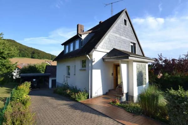 Immobilie in Holzen - Ein- bis Zweifamilienhaus mit gepflegtem Grundstück in ruhiger Ortslage von Holzen! - Bild 0