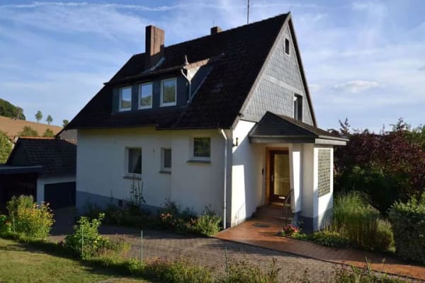 Immobilie in Holzen - Ein- bis Zweifamilienhaus mit gepflegtem Grundstück in ruhiger Ortslage von Holzen! - Bild 1