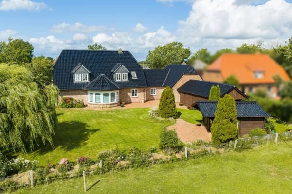 Immobilie in Nordstrand - Nordfriesisches Zuhause mit Weitblick! Großzügiges Wohnhaus mit eigener Ferienwohnung auf Nordstrand - Bild 0